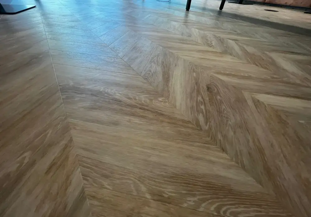 Podłogi do biura - Jak wybrać materiał i uniknąć typowych błędów?