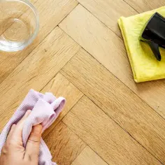 Jak usunąć wosk z mebli drewnianych? Potrzebne: miseczka, spray, ściereczki. Delikatne czyszczenie parkietu.