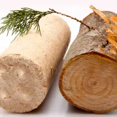 Brykiet i drewno obok siebie. Co lepsze do kominka? Wybór zależy od potrzeb i preferencji.