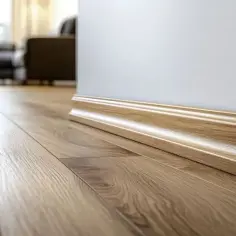 Elegancka listwa grzewcza przypodłogowa z drewna dębowego, idealnie komponująca się z podłogą.