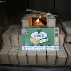 Brykiet drzewny "Duda Brico" w piecu. Czy brykietem można palić w piecu co? Tak, to ekologiczne paliwo.