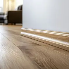 Eleganckie listwy grzejne przypodłogowe z drewna dębowego podkreślają ciepło i styl nowoczesnego salonu.