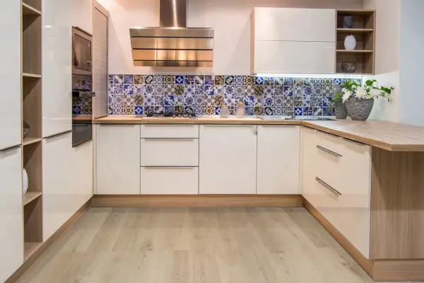 Jakie panele do kuchni - Winyl czy laminat - Pełny poradnik