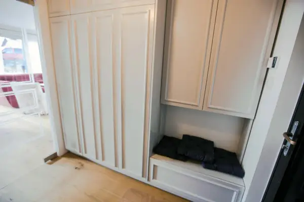 Sztukateria na szafę - Przewodnik DIY po luksusowej metamorfozie