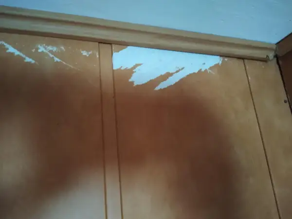 Stare panele papierowe jak nowe? Pomaluj je - poradnik DIY