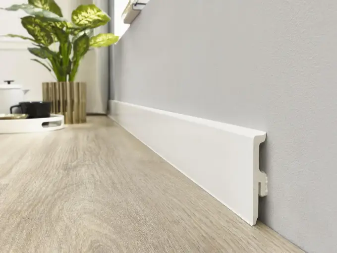 Białe listwy drewniane - jak wybrać i zamontować idealne?